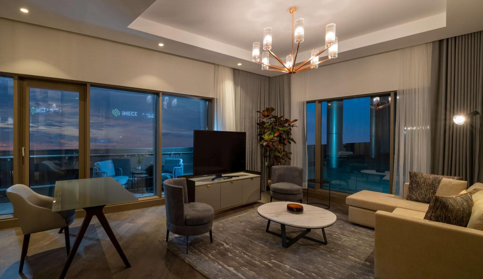 Hilton Mall Of Istanbul Luaran gambar A living room in a suite at the Ritz-Carlton, DIFC