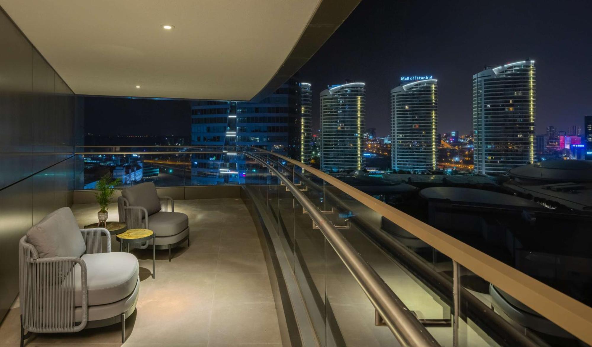 Hilton Mall Of Istanbul Luaran gambar View from the balcony of a suite at the Ritz-Carlton, DIFC