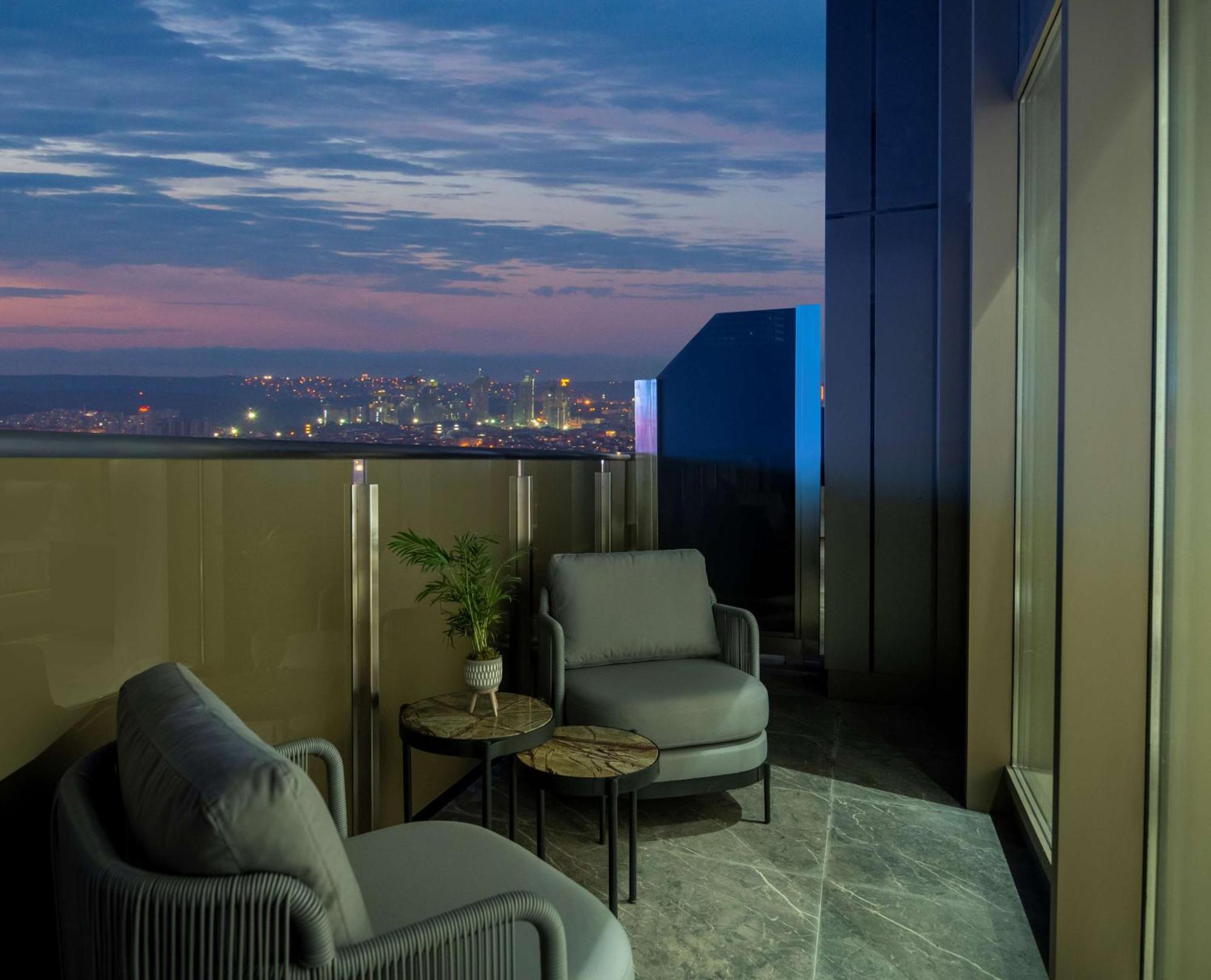 Hilton Mall Of Istanbul Luaran gambar View from the balcony of a Sky Suite